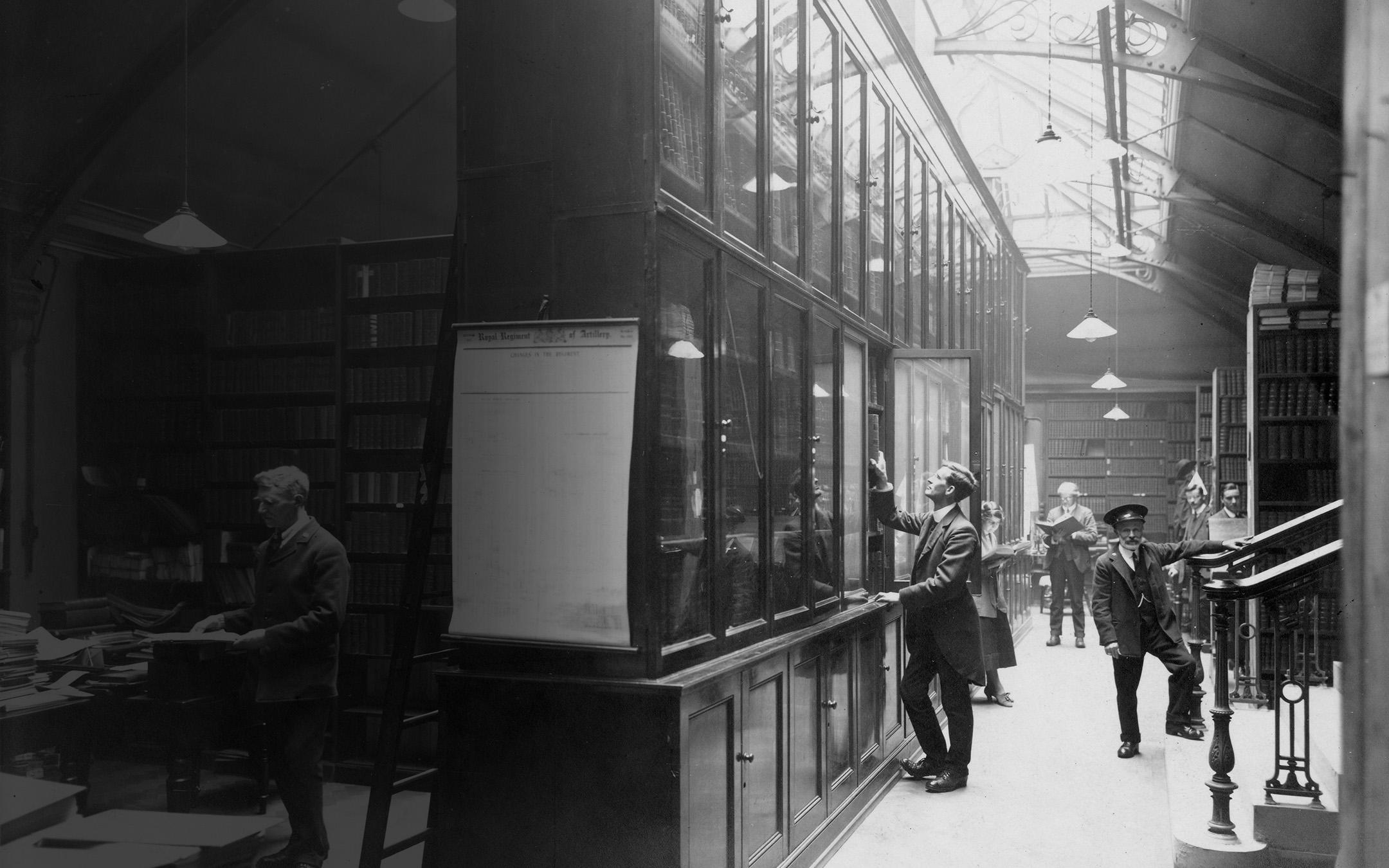 Personas trabajando en La antigua Oficina de Guerra — Whitehall